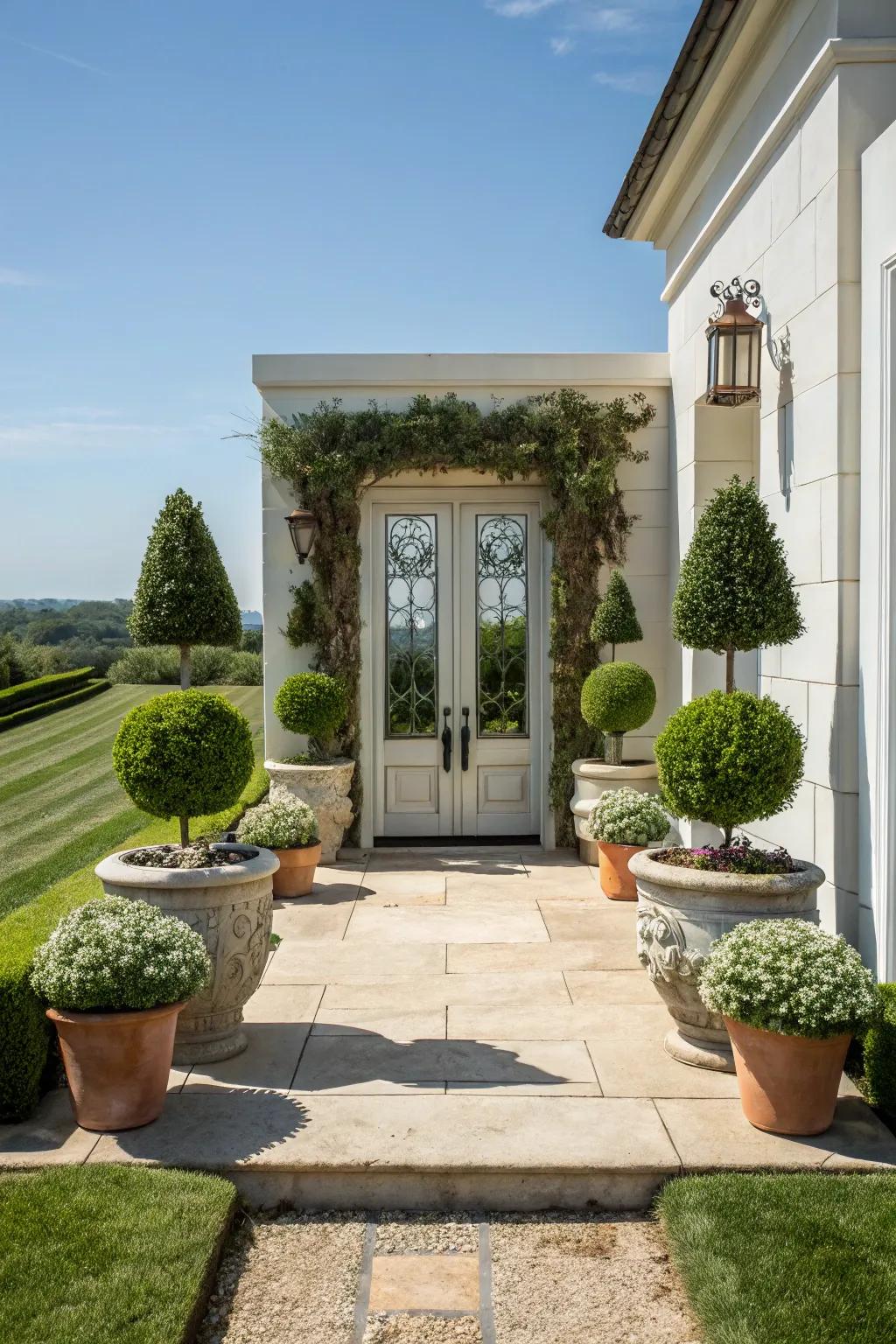 Consistent decor gives equilibrium to the entrance.